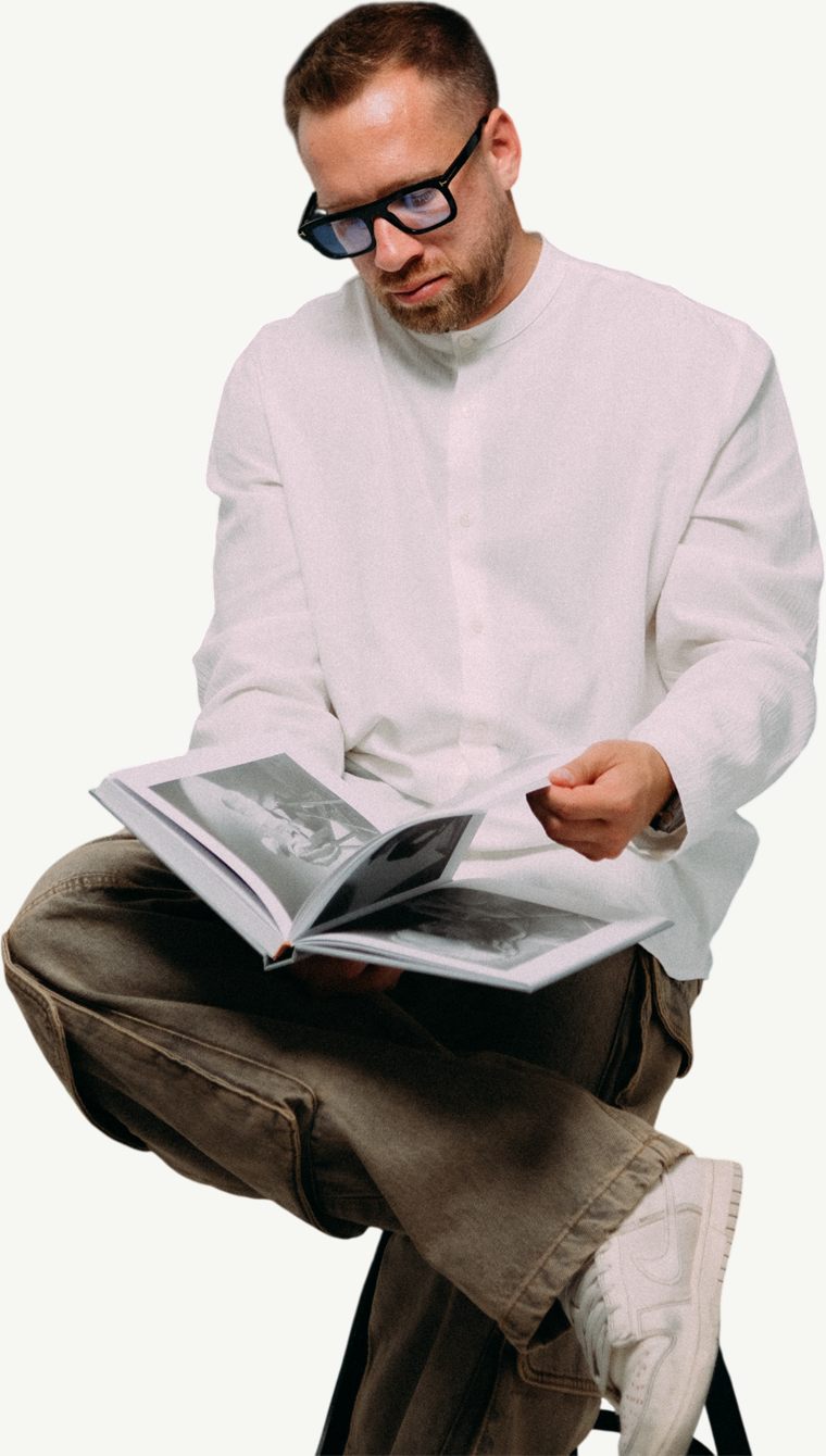Дима Ракета сидит с книгой